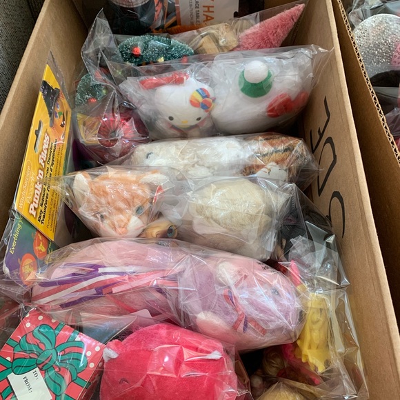 $8 for 3 Nic-Nac bags of used Nic-Nacs:  toys/decor & more excellent 4 resellers - Picture 13 of 16